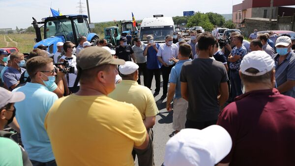 Mai mulți agricultori au blocat traseul național Chișinău-Căușeni - Sputnik Moldova
