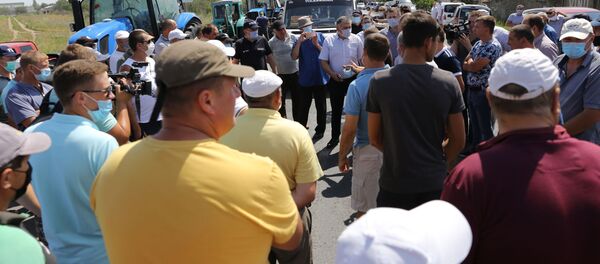 Mai mulți agricultori au blocat traseul național Chișinău-Căușeni - Sputnik Moldova