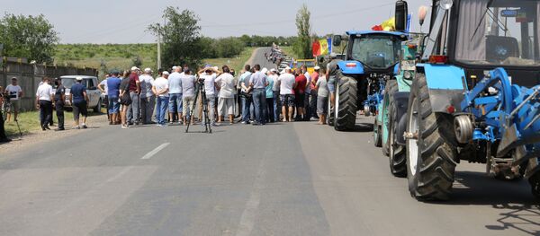 Mai mulți agricultori au blocat traseul național Chișinău-Căușeni - Sputnik Moldova