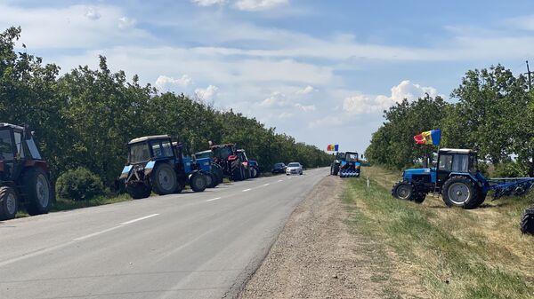 Fermierii au deblocat drumul până la venirea ministrului Agriculturii (27 iulie 2020) - Sputnik Молдова