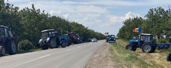 Fermierii au deblocat drumul până la venirea ministrului Agriculturii (27 iulie 2020) - Sputnik Молдова