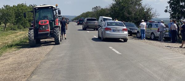 Fermierii au deblocat drumul până la venirea ministrului Agriculturii (27 iulie 2020) - Sputnik Moldova