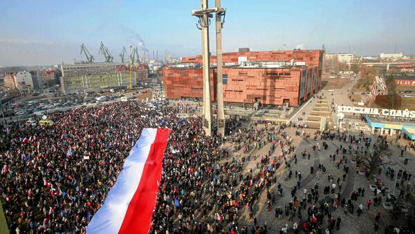 People hold Polish national flag during a demonstration in Gdansk, Poland February 28, 2016.  - Sputnik Moldova