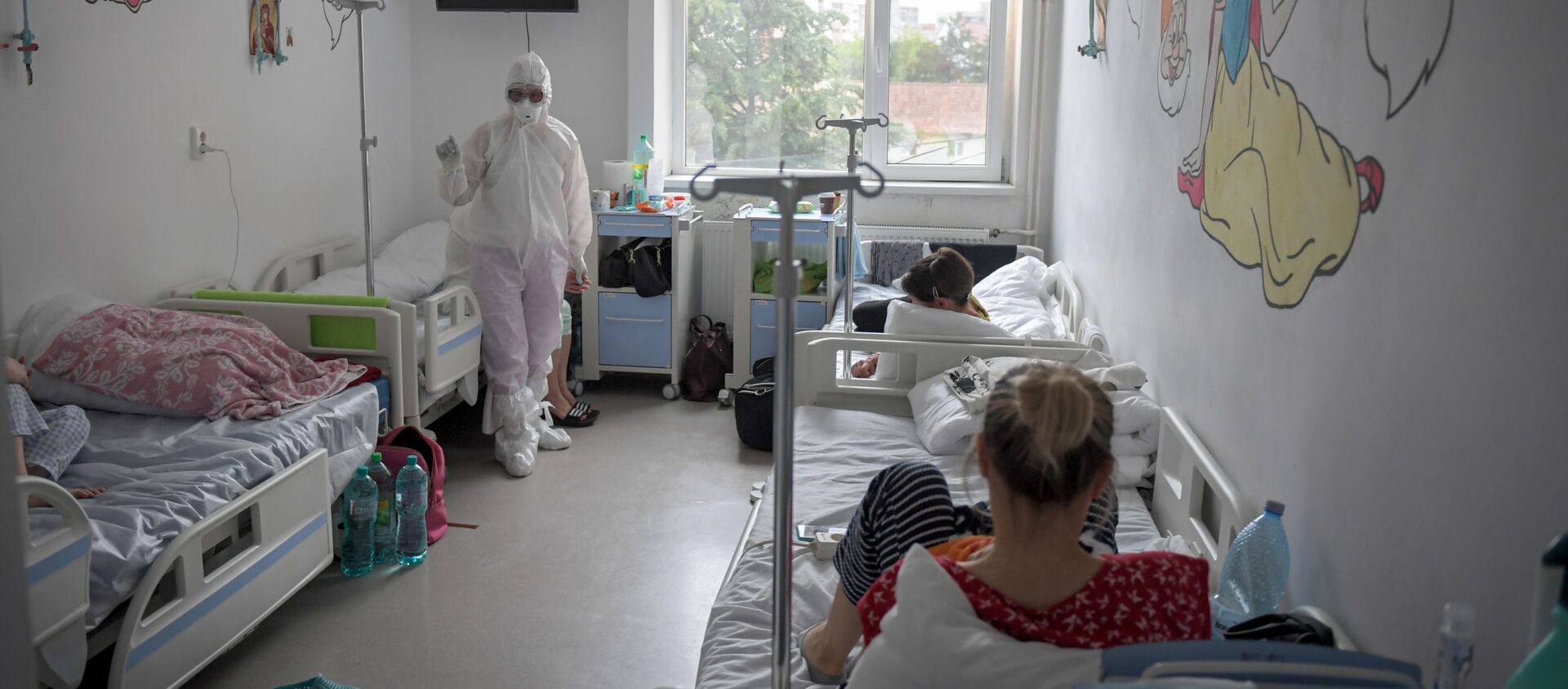 Медик посещает пациентов, инфицированных COVID-19, в инфекционной больнице Victor Babes в городе Тимишоара. - Sputnik Moldova-România, 1920, 29.07.2020