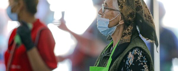 Уборщица наблюдает, как политик говорит на открытии продовольственного рынка в Бухаресте, Румыния - Sputnik Moldova-România