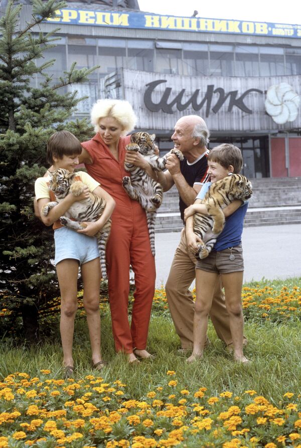 Семья Запашных с тигрятами около здания Новокузнецкого государственного цирка - Sputnik Молдова
