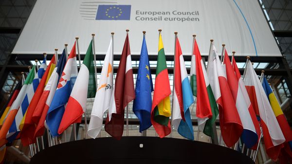 Флаги стран входящих в ЕС в здании Европарламента в Брюсселе - Sputnik Moldova