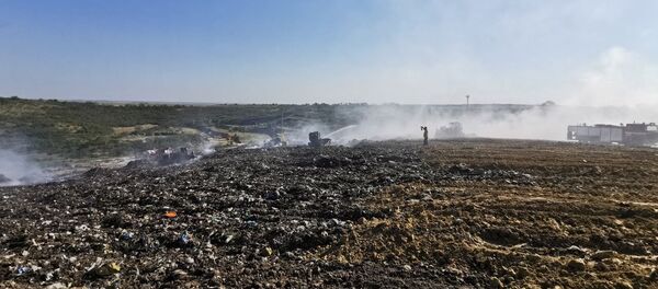 Incendiu la poligonul de deșeuri din Țânțăreni, Anenii Noi  - Sputnik Молдова