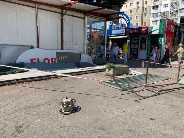 Цветочные киоски возле рынка Дельфин в Кишиневе демонтируют - фото - Sputnik Молдова