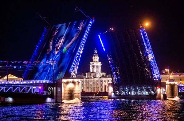 Световое шоу на Дворцовом мосту в честь ФК Зенит - Sputnik Молдова