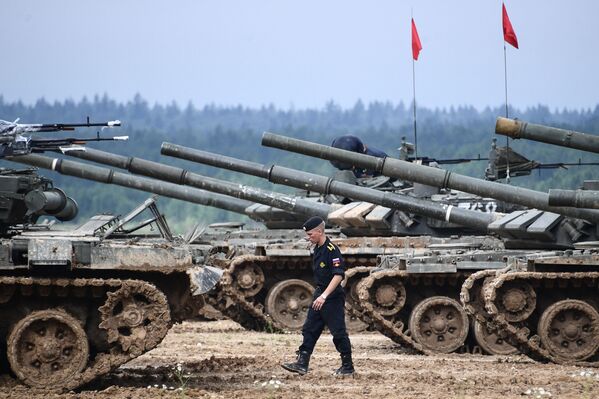 Экипажи танков Т-72 во время завершающего этапа всеармейского конкурса Танковый биатлон в Подмосковье - Sputnik Молдова