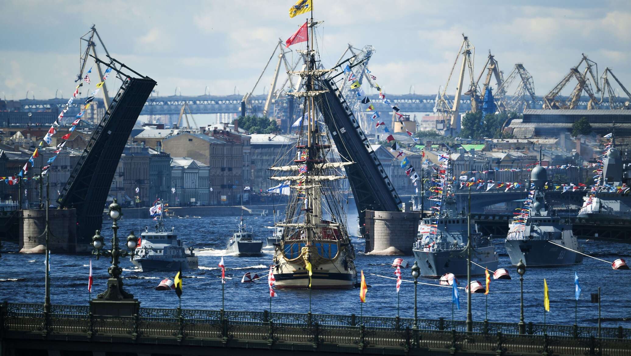 Санкт петербургский морской. Парад ВМФ В Санкт-Петербурге. Парад ВМФ Петербург. Парад ВМФ В Санкт-Петербурге 2020. Корабль Полтава на параде ВМФ В Санкт-Петербурге.