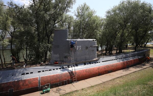 Малая многоцелевая дизельная подводная лодка М-261 в парке 30-летия Победы в Краснодаре - Sputnik Молдова