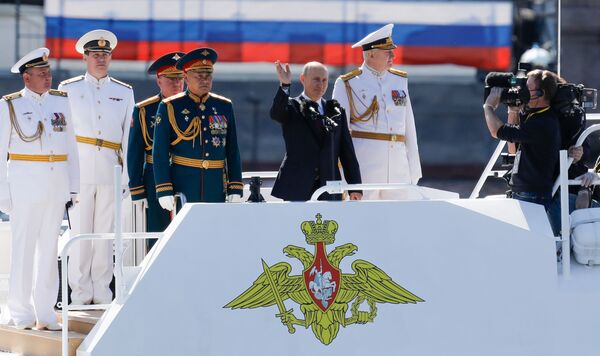Президент РФ Владимир Путин на праздновании Дня ВМФ РФ в Санкт-Петербурге - Sputnik Молдова