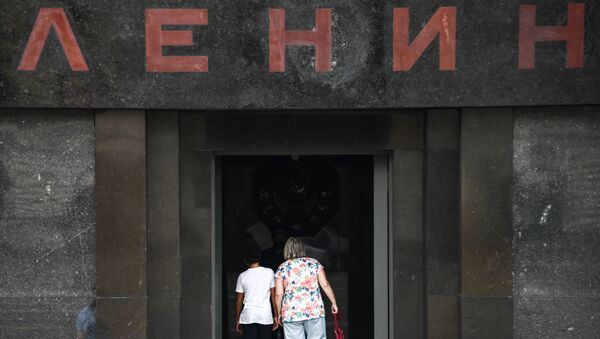 Посетители заходят в Мавзолей В. И. Ленина на Красной площади в Москве - Sputnik Moldova