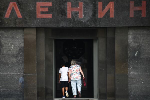 Посетители заходят в Мавзолей В. И. Ленина на Красной площади в Москве - Sputnik Молдова