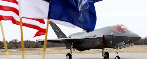 Флаги США, Эстонии и НАТО рядом с истребителем F-35A Lightning II ВВС США на авиабазе Эмари - Sputnik Moldova-România