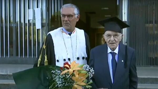 Высшее образование в 96 лет: история самого пожилого выпускника Италии - Sputnik Молдова