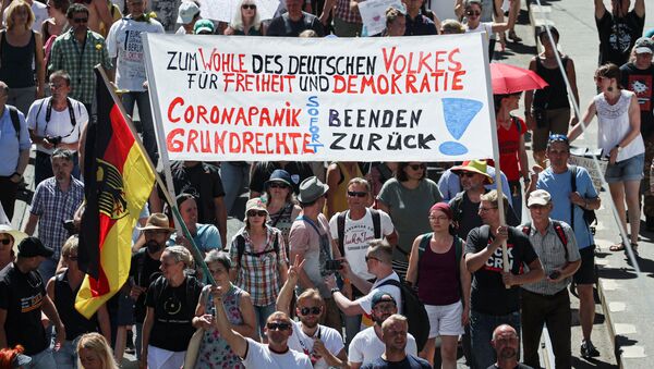Демонстрация против правительственных ограничений на фоне вспышки коронавирусной болезни (COVID-19) в Берлине - Sputnik Moldova-România