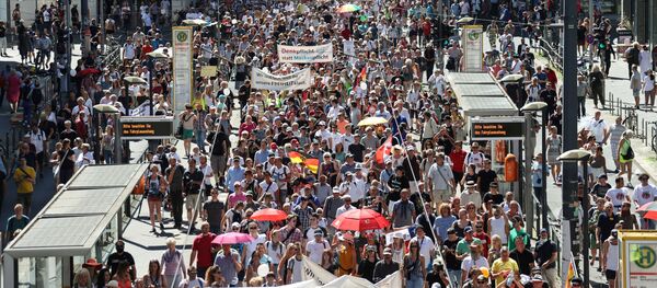 Демонстрация против правительственных ограничений на фоне вспышки коронавирусной болезни (COVID-19) в Берлине Демонстрация против правительственных ограничений на фоне вспышки коронавирусной болезни (COVID-19) в Берлине - Sputnik Молдова