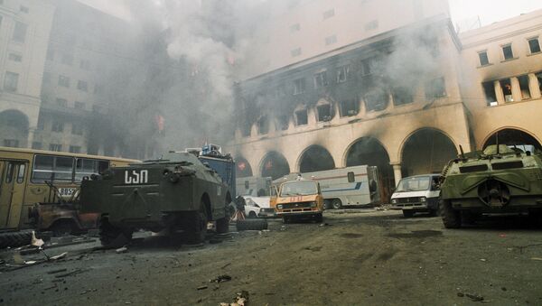 БРДМ и БТР во дворе горящего здания парламента Грузии во время конфликта сторонников и противников президента Звиада Гамсахурдиа, 1992 год - Sputnik Молдова