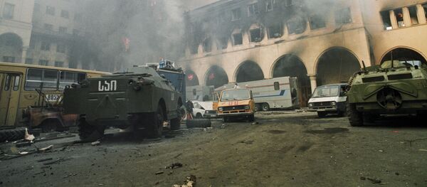 БРДМ и БТР во дворе горящего здания парламента Грузии во время конфликта сторонников и противников президента Звиада Гамсахурдиа, 1992 год - Sputnik Молдова