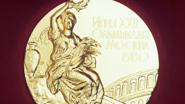 Лицевая сторона золотой медали XXII Олимпийских игр 1980 года - Sputnik Молдова