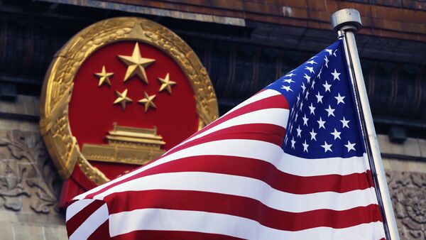 Флаг США на фоне эмблемы Китая - Sputnik Молдова