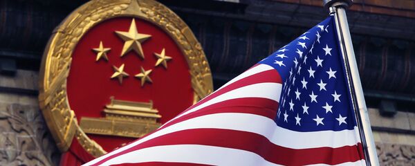 Флаг США на фоне эмблемы Китая Флаг США на фоне эмблемы Китая - Sputnik Молдова
