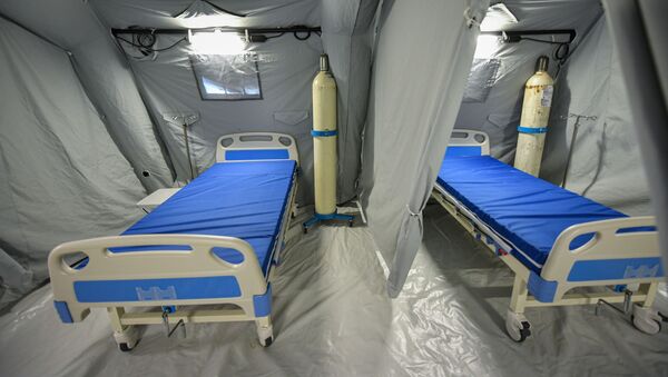  Кровати для пациентов внутри готовой мобильной больницы типа ROL 2 для изоляции и лечения COVID-19 - Sputnik Moldova-România