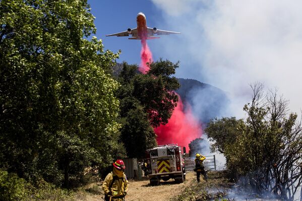 Самолет во время тушения природного пожара в Калифорнии  - Sputnik Moldova-România