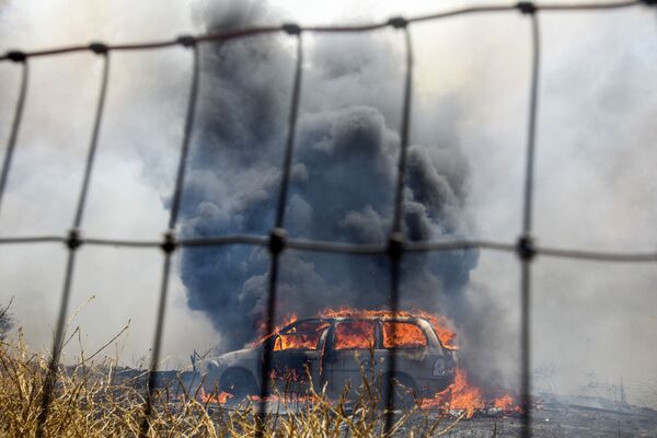 Горящий автомобиль во время природного пожара в Калифорнии  - Sputnik Moldova-România