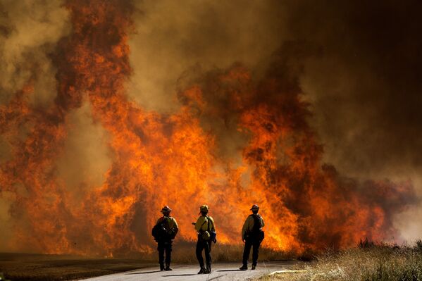Пожарные у палящей травы в Калифорнии - Sputnik Moldova-România