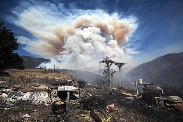 Дым от природных пожаров в Калифорнии - Sputnik Moldova-România