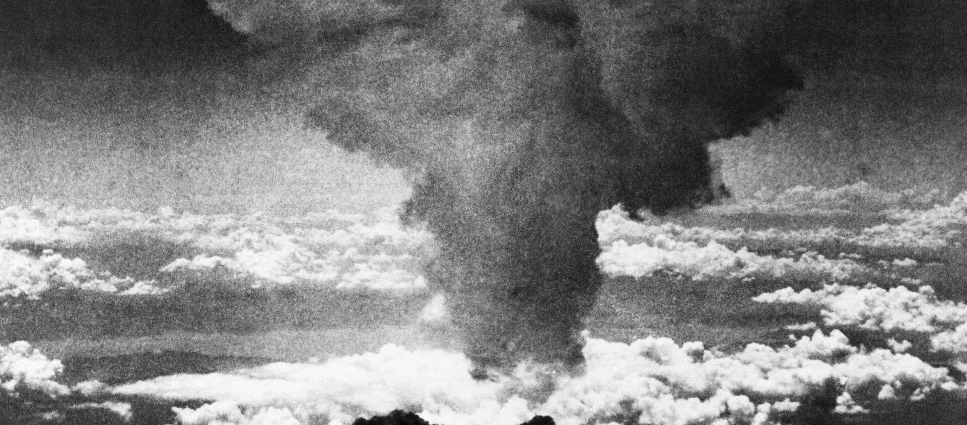 Ядерный гриб после бомбардировки Нагасаки  - Sputnik Moldova-România, 1920, 06.08.2020