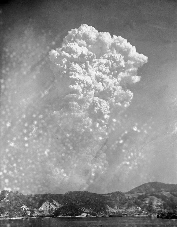Облако дыма после бомбардировки Хиросимы 6 августа 1945 года - Sputnik Moldova-România