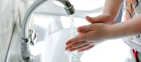 Ребенок моет руки - Sputnik Молдова