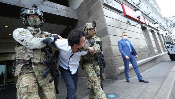 Мужчина угрожавшего взорвать бомбу в отделении банка в Киеве. - Sputnik Moldova-România
