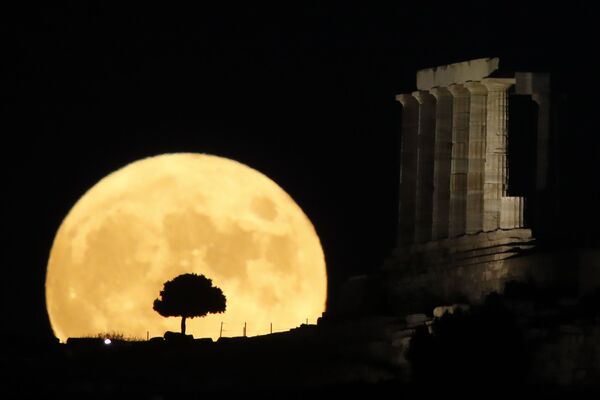 Луна во время восхода в Греции - Sputnik Молдова