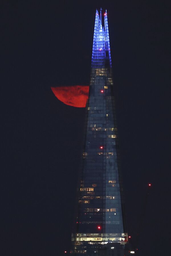Осетровая луна за зданием в Лондоне  - Sputnik Молдова