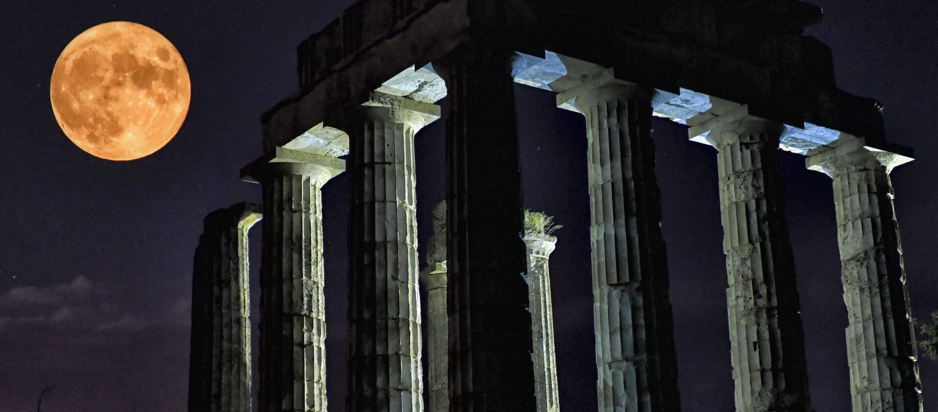 Полнолуние за храмом Зевса в Греции  - Sputnik Молдова, 1920, 04.08.2020