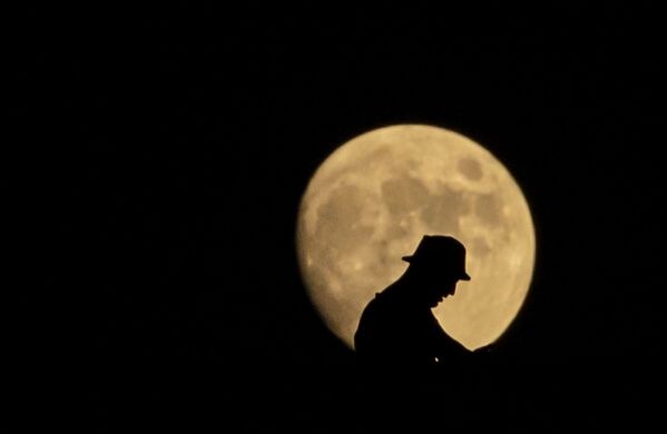Силуэт мужчины на фоне луны в Ираке  - Sputnik Молдова