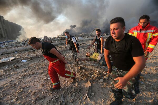 Pompierii evacuează o victimă de la locul exploziei din Beirut - Sputnik Moldova-România