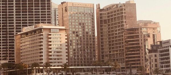 Здание с выбитыми окнами в Бейруте после взрыва в районе порта Здание с выбитыми окнами в Бейруте после взрыва в районе порта - Sputnik Молдова