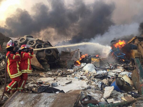 Pompierii în acțiune: stingerea incendiului urmare a explozii în Beirut - Sputnik Moldova-România