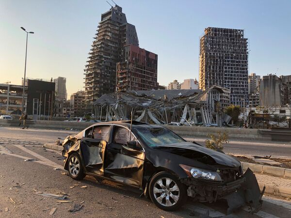 Urmări ale exploziei din Beirut. Automobil distrus - Sputnik Moldova-România