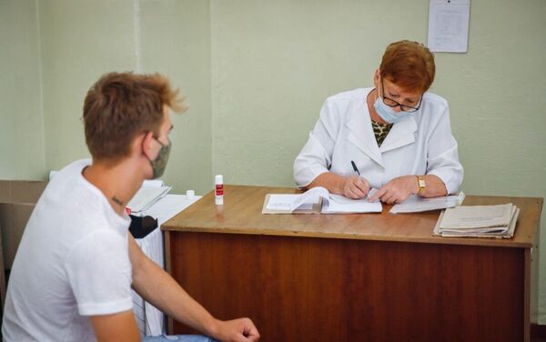 Затем они проходят традиционное медицинское обследование. - Sputnik Молдова