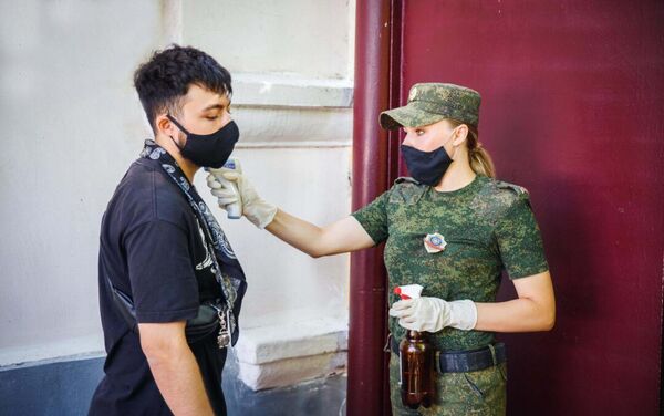 Перед входом в военкомат новобранцам измеряют температуру. - Sputnik Молдова