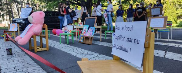 Protest al reprezentanților grădinițelor private din Capitală Protest al reprezentanților grădinițelor private din Capitală - Sputnik Moldova-România