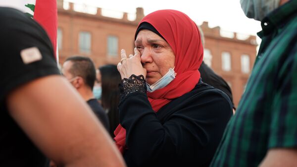 Женщина плачет на собрании в Тулузе, Франция, в поддержку пострадавших от взрыва в Бейруте - Sputnik Молдова